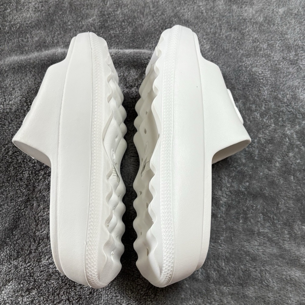 Bebé Womens White Slide 3D Logo  Sandals size 6  Pool, Beach , Casual New - Picture 4 of 8